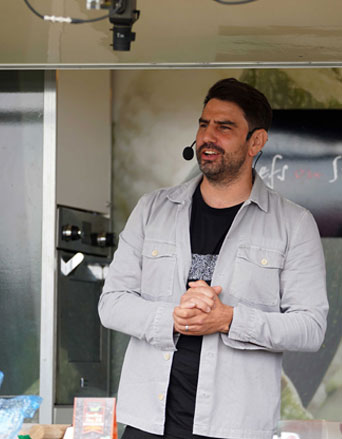 chris-bavin-presenting